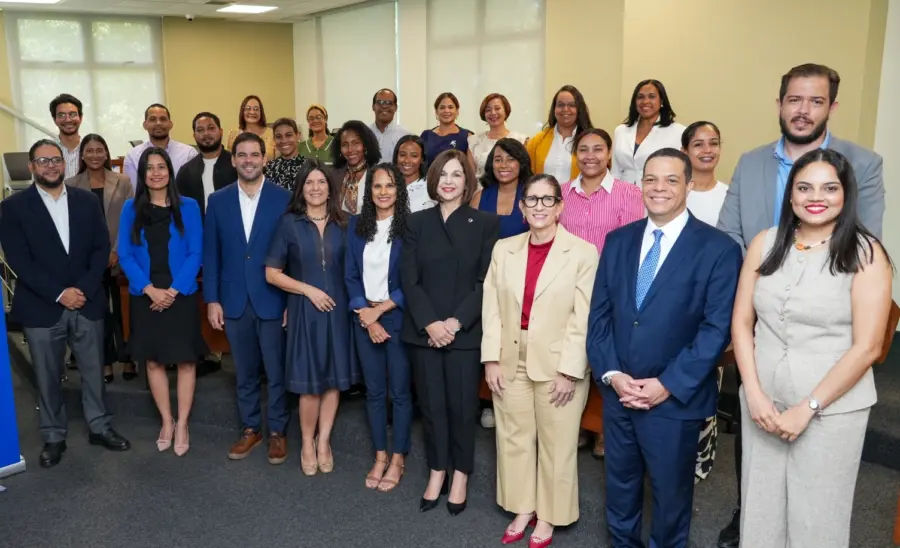 Ejecutivos del Banco Santa Cruz junto a los periodistas que culminaron el curso.