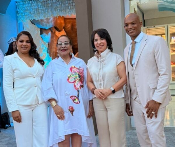 Stephani Quezada de Núñez, Rosa Santos, Mariana Moreno y José Luis Núñez.