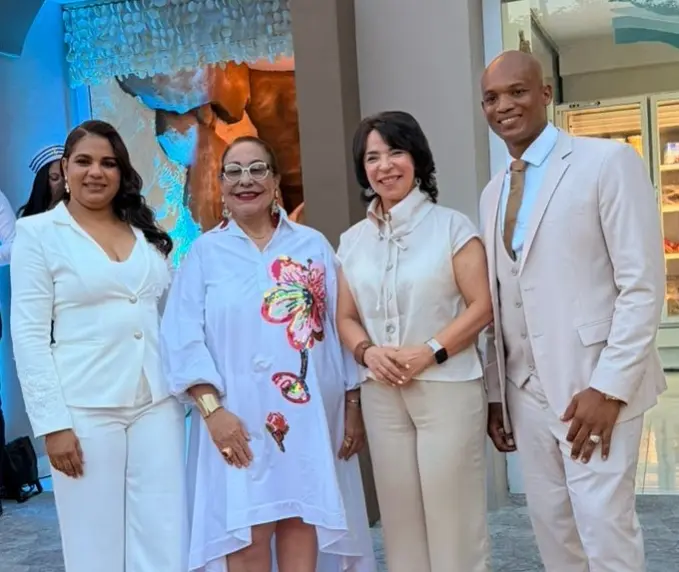 Stephani Quezada de Núñez, Rosa Santos, Mariana Moreno y José Luis Núñez.