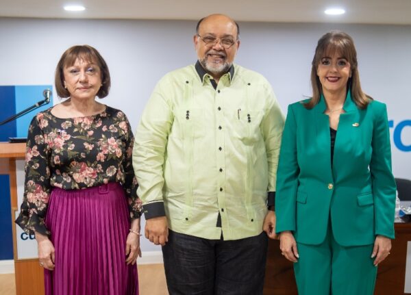 Francia de Pérez, César Castellanos y Yanira Fondeur de Hernández.