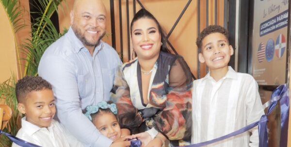 La familia Attina durante la inauguración de la oficina.