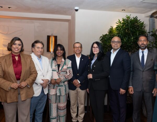 Líderes de medios junto a los  ejecutivos de la marca.