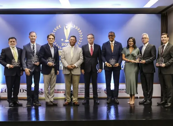 Pedro J. Díaz Ballester junto a los reconocidos.