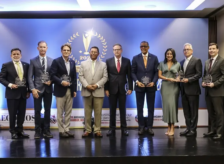 Pedro J. Díaz Ballester junto a los reconocidos.