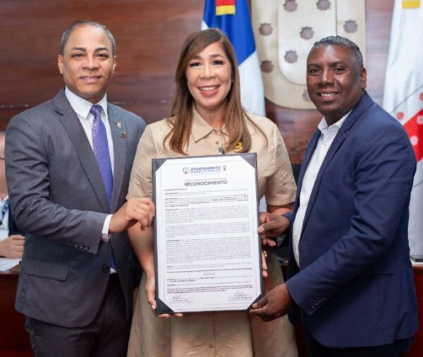 Alexander Germoso entrega la distinción a Grisbel Medina.