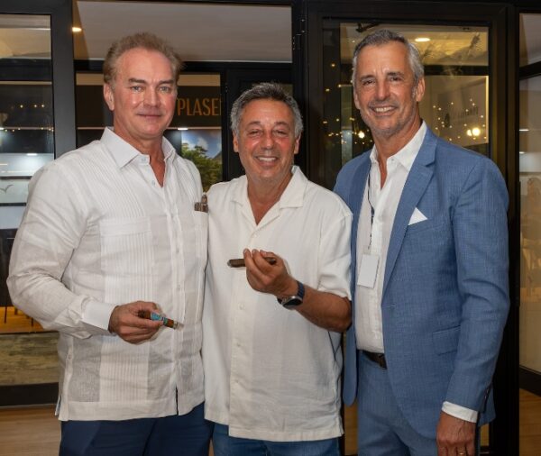 Jason Kycek, Barry Abrams y Rubén González.