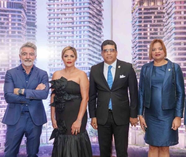 Ejecutivos Noval Properties, junto al  alcalde Dío Astacio.