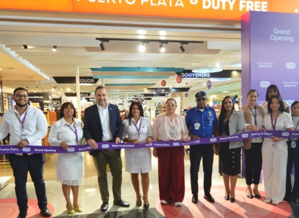 Momento del corte de cinta en el aeropuerto de Puerto Plata.
