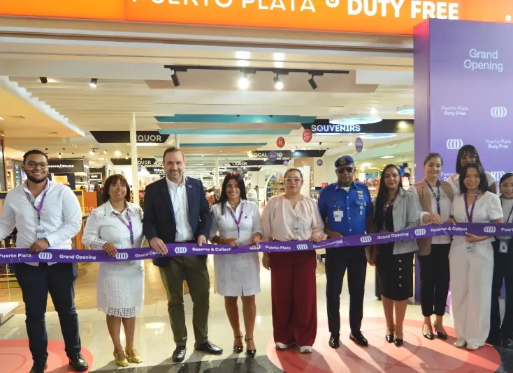 Momento del corte de cinta en el aeropuerto de Puerto Plata.