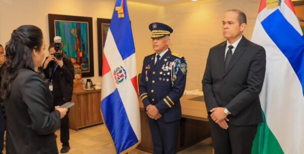 Ayer se realizó el traspaso de mando y  el   mayor general Ernesto Rafael Rodríguez García  asumió la dirección de la Policía.