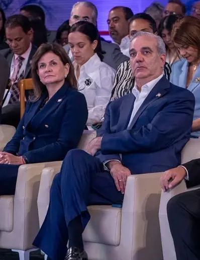 Luis Abinader y Raquel Peña participaron en el foro.