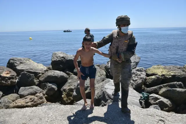 "¡No, Marruecos no!": el dilema de qué hacer con los niños no acompañados que llegaron a Ceuta