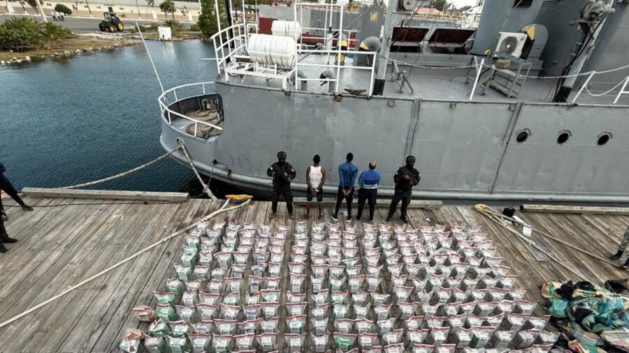 Tres detenidos por alijo de 1,360 paquetes de cocaina
