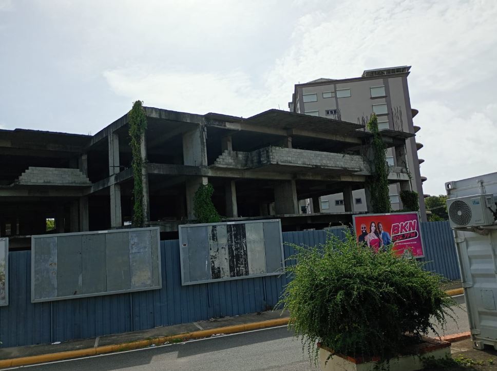 Construcciones abandonadas contrastan con la pujanza del DN