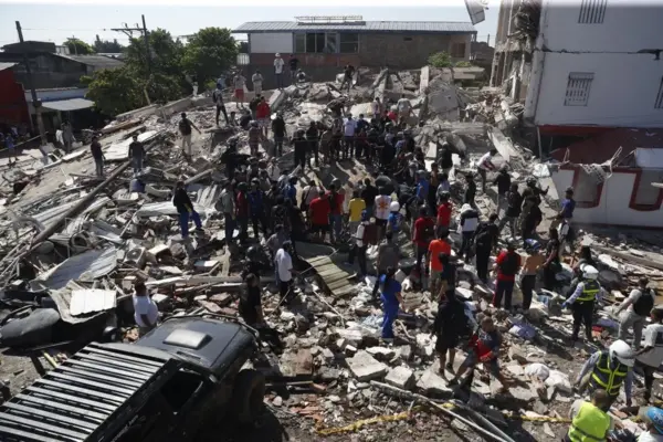 Personas observan los escombros de edificaciones colapsadas por el terremoto en Cali (Colombia).