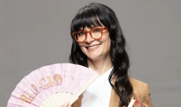 Fotografía cedida por Amazon Prime Video que muestra a la actriz Ana María Orozco representando a 'Betty la Fea'.