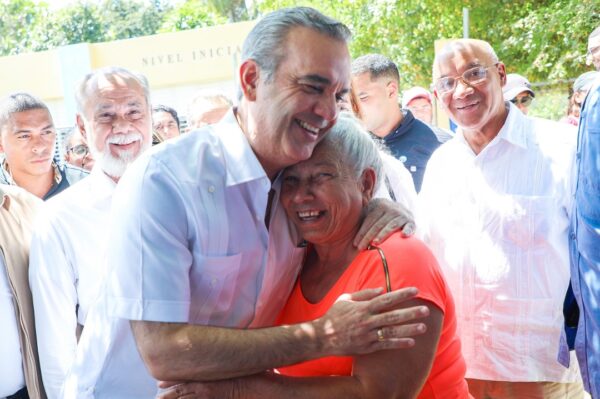 Abinader abraza vieja
