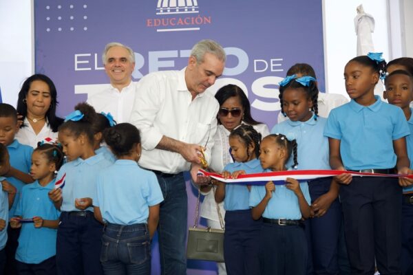 Abinader inaugura nueva escuela