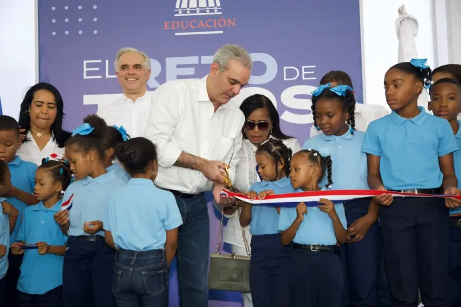 Abinader inaugura nueva escuela