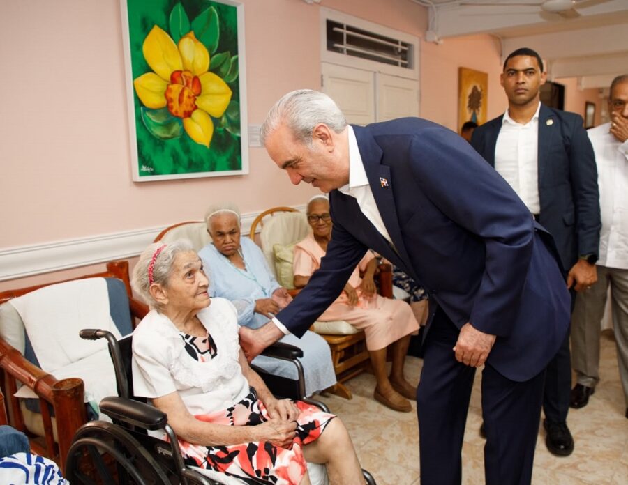 Abinader visita Hogar de Ancianos