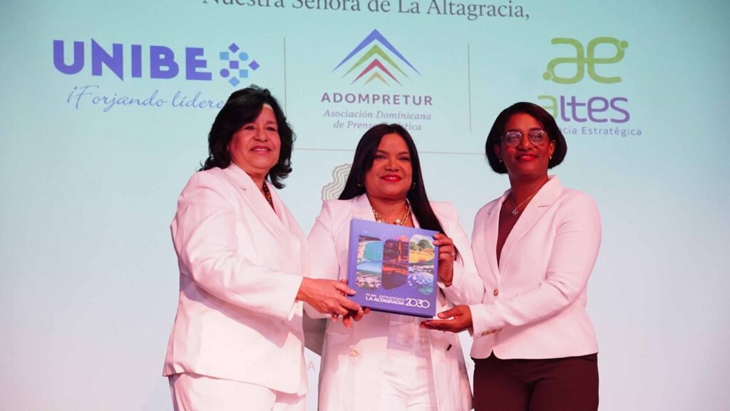 Ana Valdez, presidente de ALTES y la gobernadora de La Altagracia, Daysi de Óleo, en la entrega del Plan Estratégico La Altagracia a la presidente de la Asociación Dominicana de Prensa Turística (Adompretur).