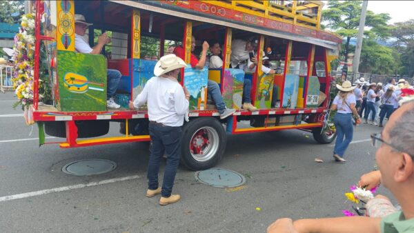 Autobus desfila por una calle de colombia.