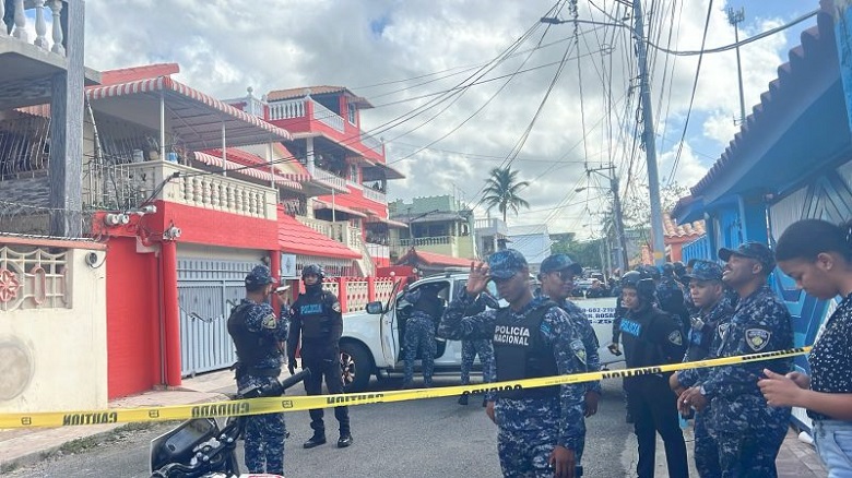 Autoridades-en-Hainamosa-SDE-donde-ocurrio-feminicio-Foto-Jireh-Sanchez-El-Nuevo-Diario-800×450