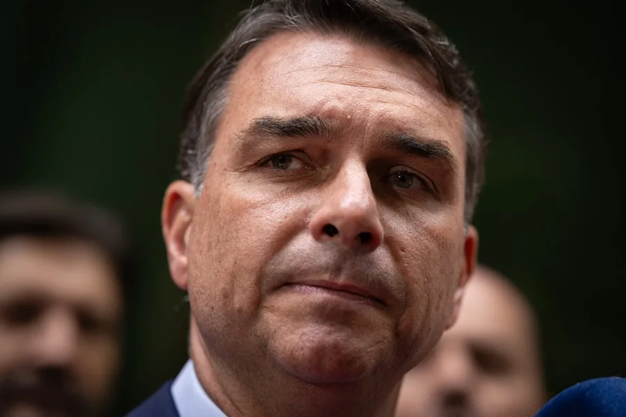 El candidato a la presidencia de Brasil, Flávio Bolsonaro, habla con la prensa, en Sao Paulo (Brasil).