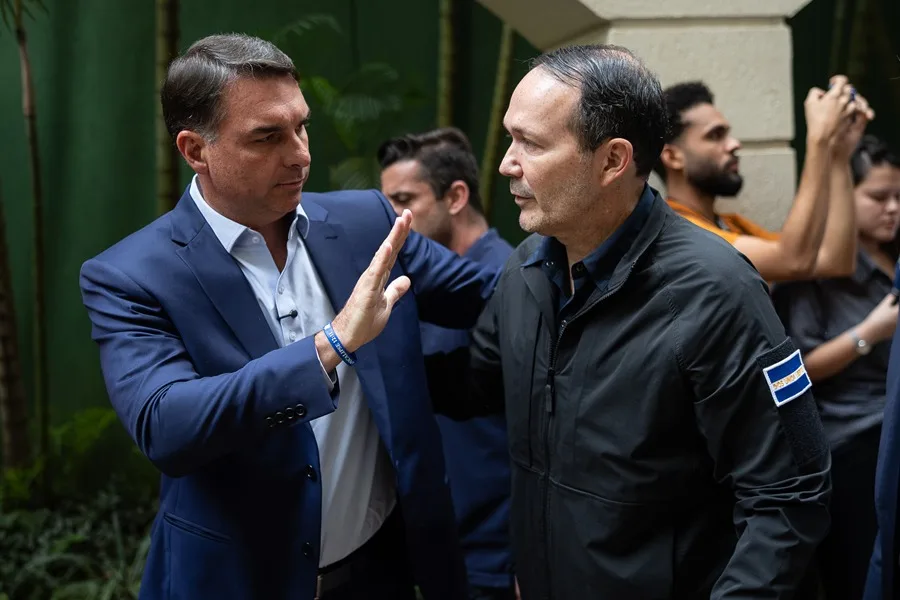 Flávio Bolsonaro dice que abrirá 500.000 cupos en las cárceles de Brasil tras reunirse con un ministro de Bukele