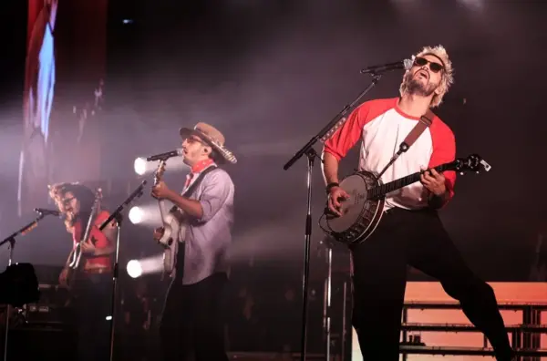 Fotografía de archivo de los integrantes de la banda colombiana Morat durante un concierto.