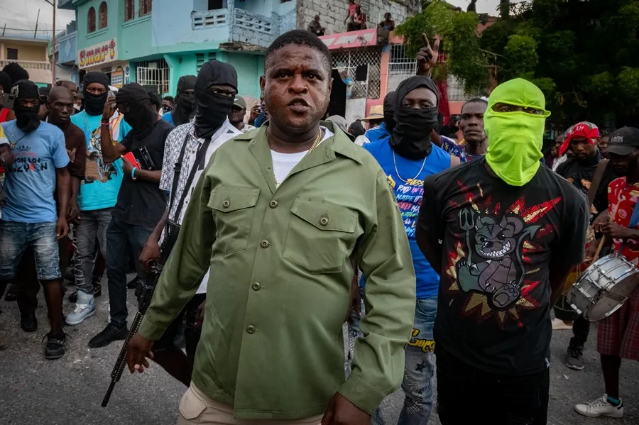 Un jefe de banda en Haití amenaza con matar a decenas de rehenes un día después de la masacre de 47 personas