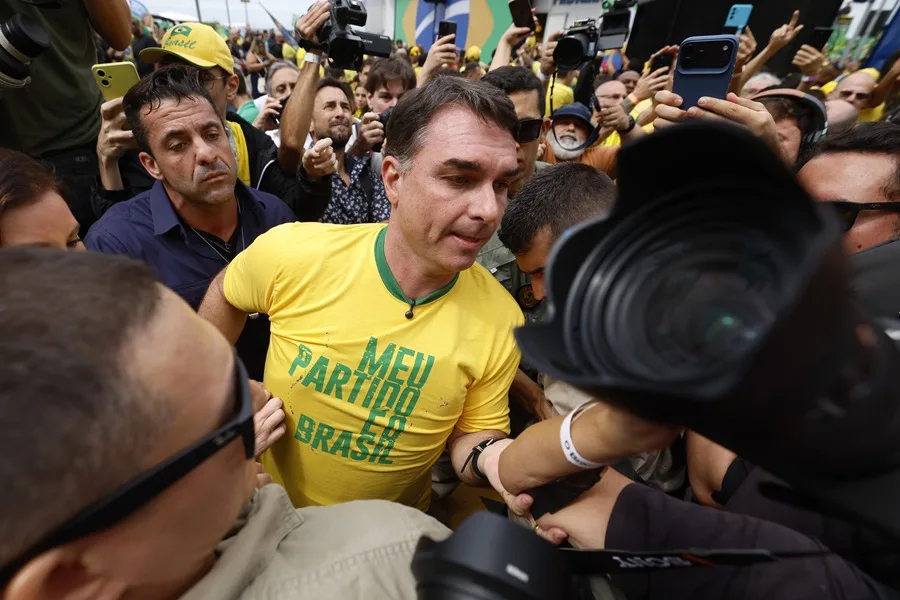 Flávio Bolsonaro sale al ataque contra Lula y promete llamar «terroristas» a los narcos