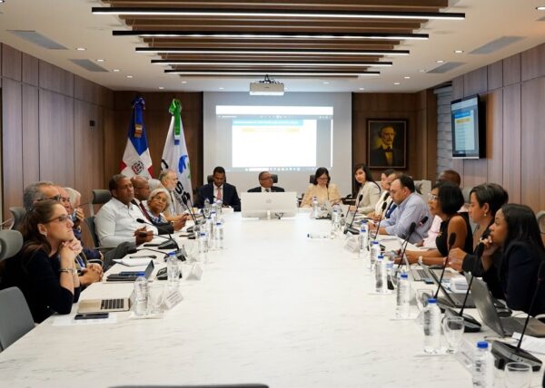 CNSS se reúne para evaluar propuesta de la Sisalril para crear fondo especializado para medicamentos de alto costo.