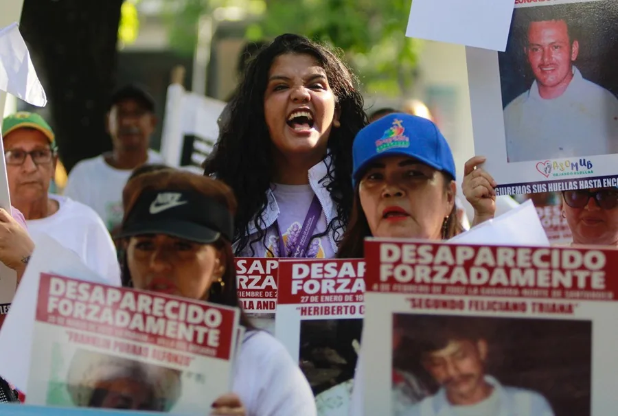 Fotografía de archivo de familiares de víctimas de desaparición forzada protestando con fotos de sus allegados desaparecidos, en Cúcuta (Colombia). EFE/Mario Caicedo