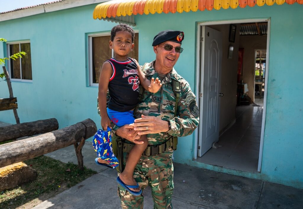 Comandante del Ejército supervisa la frontera y entrega tres puestos militares remodelados junto a un nuevo helipuerto en Bahoruco
