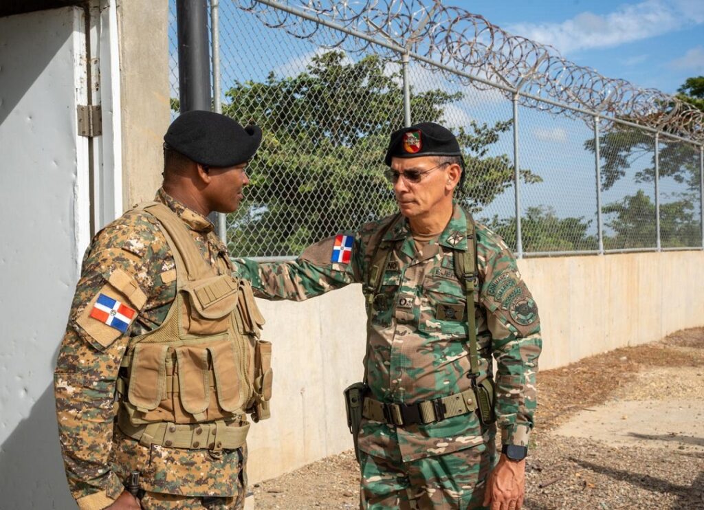 Comandante del Ejército supervisa puestos y unidades fronterizas desde Manzanillo hasta Pedro Santana