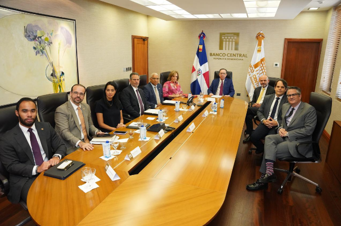 Gobernador del Banco Central de la RD (BCRD), Héctor Valdez Albizu y representación de J.P. Morgan/Fuente externa
