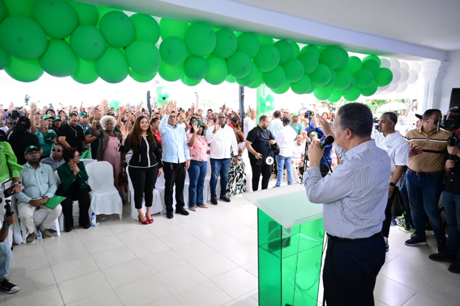 Leonel Fernández denuncia apagones, falta de agua y basura en Santo Domingo Este