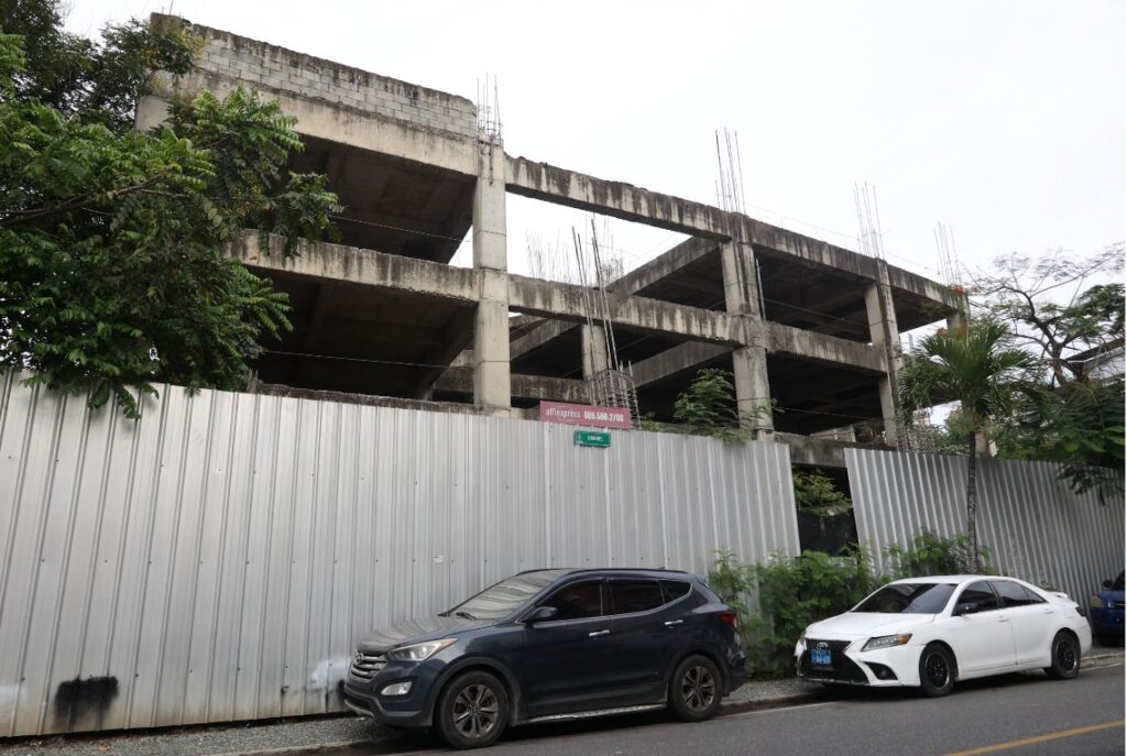 Construcciones abandonadas contrastan con la pujanza del DN