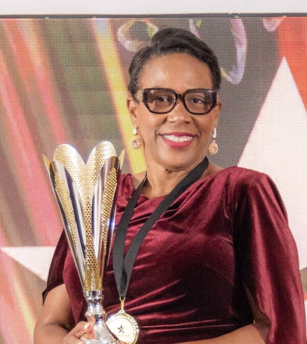 Carmen Pimentel, luegode recibir asu premio.
