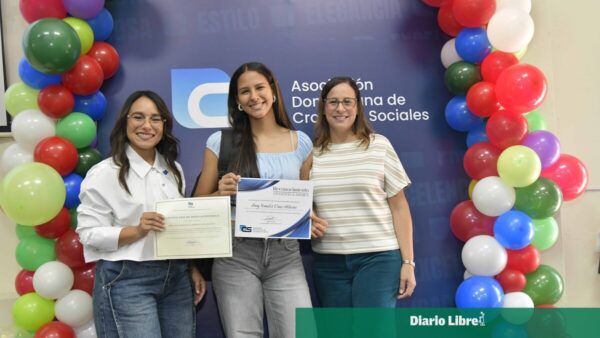 Carol Mueses entrega distinción del Mérito Estudiantil.