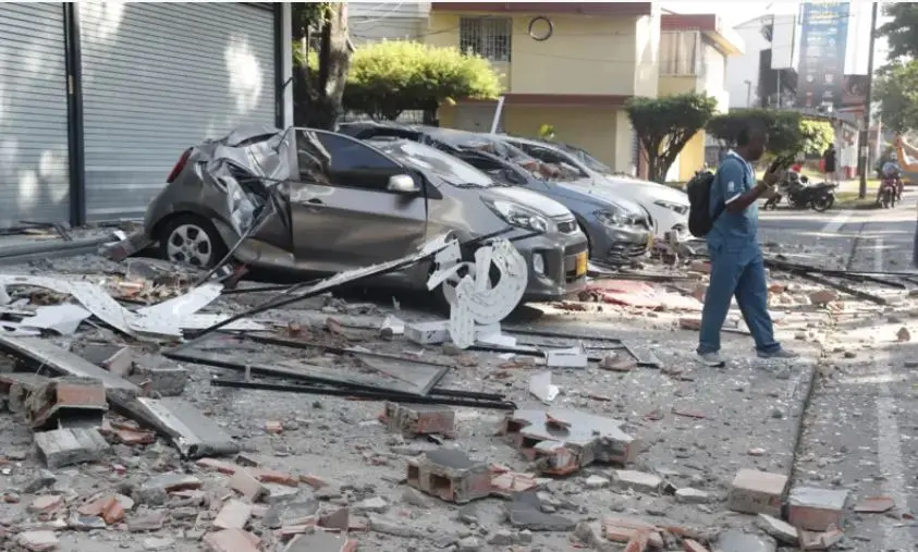 Carro destruido tras terremoto en Colombia