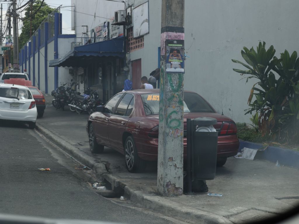 Dobles parqueos e infracciones mantienen el caos vial en las calles de Santo Domingo