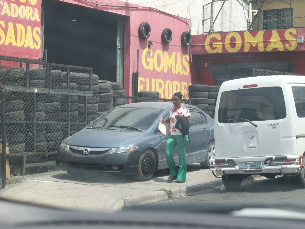 Dobles parqueos e infracciones mantienen el caos vial en las calles de Santo Domingo