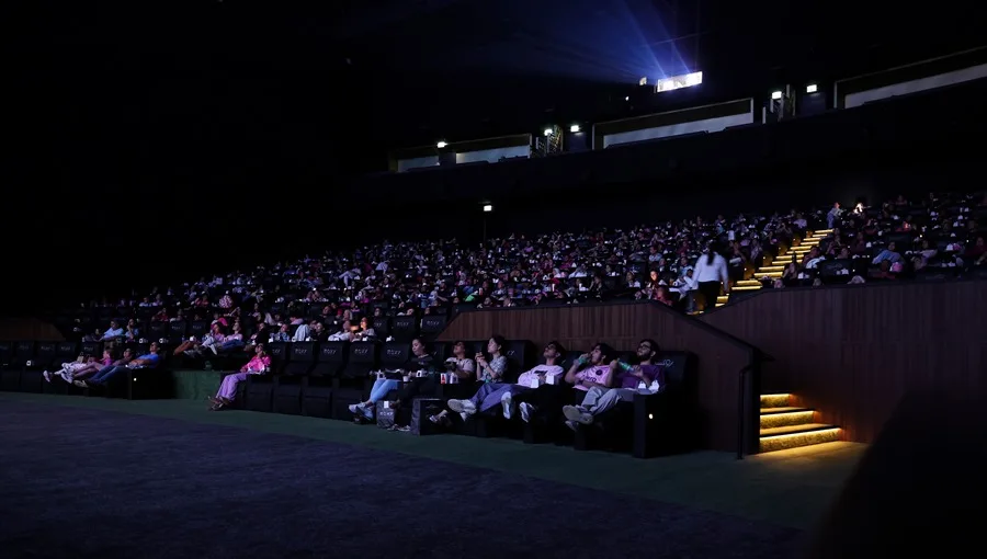 Fotografía de archivo de personas que observan una película en una sala de cine. EFE/Ali Haider