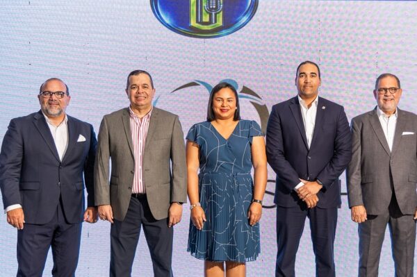 Claudio Hirujo, Rafael Fernández, Laura Guzmán, Esmarlin Mateo y Alejando Jovine.
