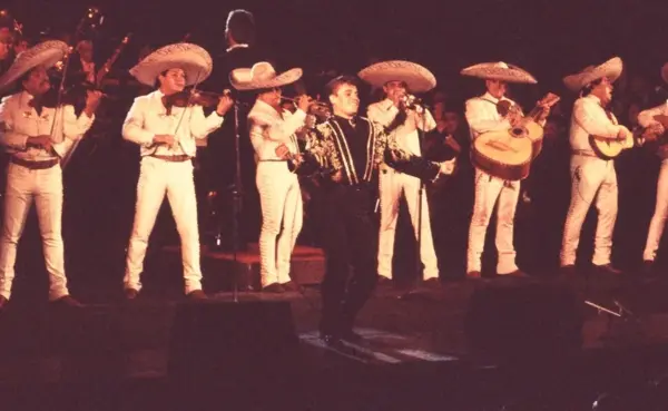 Fotograma cedido por Sony Music que muestra al cantante Juan Gabriel durante una escena de la película 'Juan Gabriel, Mi Primer Bellas Artes'. EFE/ Sony Music