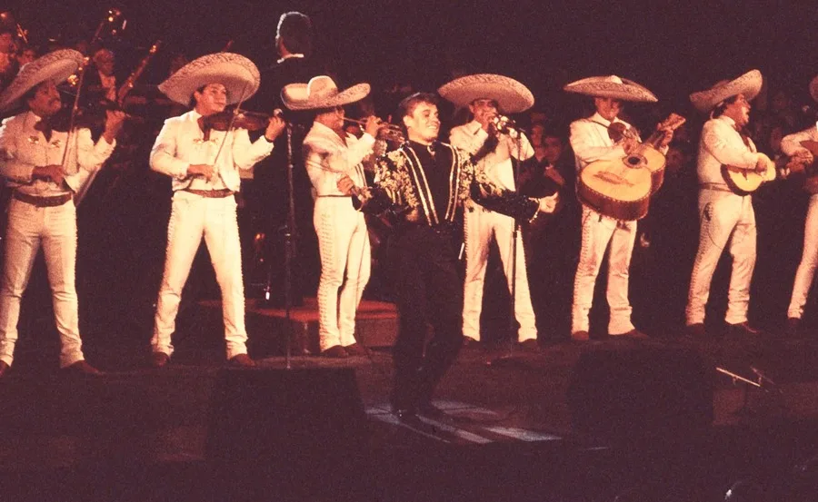 Fotograma cedido por Sony Music que muestra al cantante Juan Gabriel durante una escena de la película 'Juan Gabriel, Mi Primer Bellas Artes'. EFE/ Sony Music