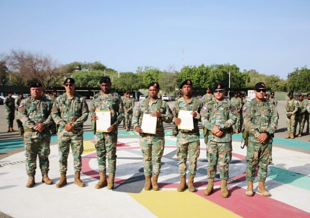Ejército reconoce a soldados que rechazaron soborno durante operativo en Santiago