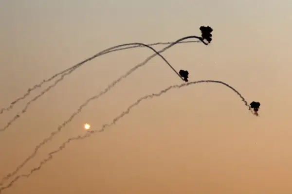 El sistema de defensa aérea israelí Cúpula de Hierro intercepta un misil disparado desde el sur del Líbano sobre Kirat Shomna, en la Alta Galilea, en una imagen de archivo.